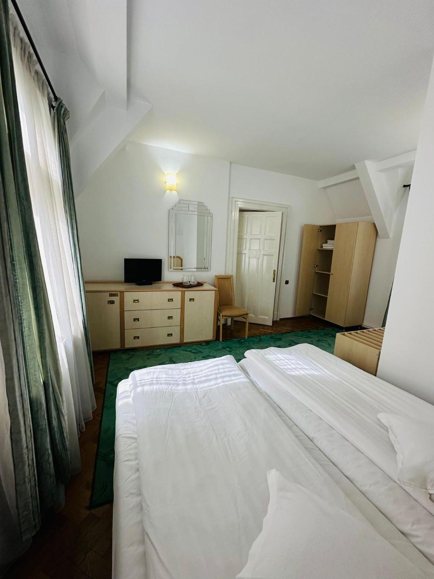 Rapsodia Sinaia Bed & Breakfast Bagian luar foto